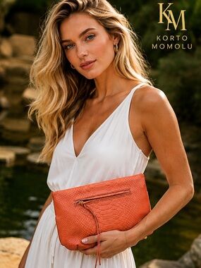 Beautiful Korto Momolu Clutch
Fun pattern,Coral colored exterior, EUC